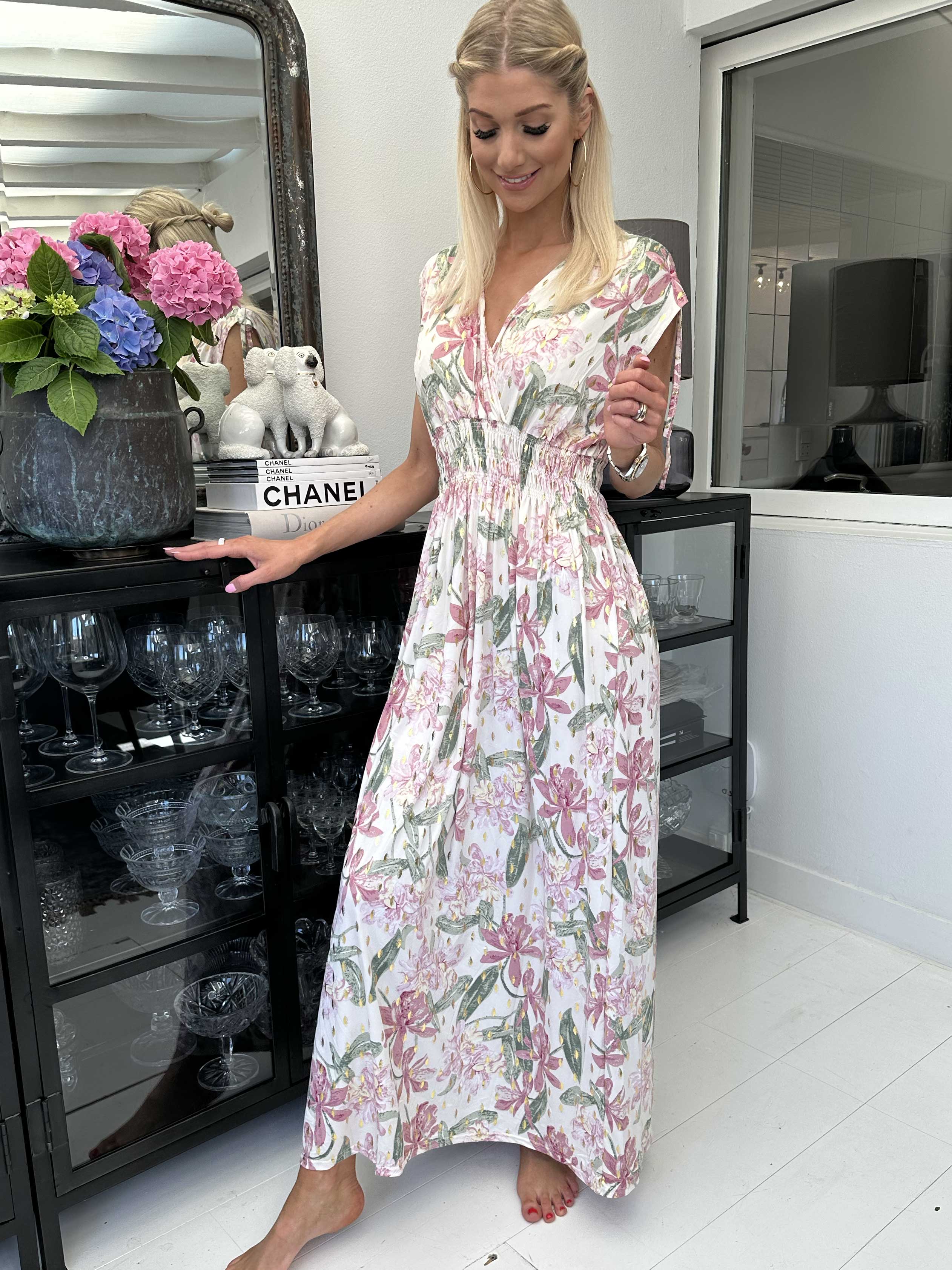 Pams Flower Sleeveless - Blommig långklänning i skrynkelfritt material